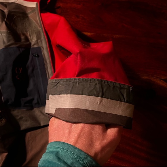 Arc’teryx Alpha SV Men’s Small - Picture 8 of 13